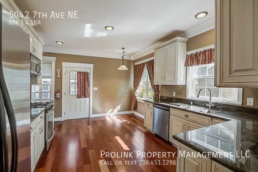 5042 7th Ave Ne - Photo 6 of 22