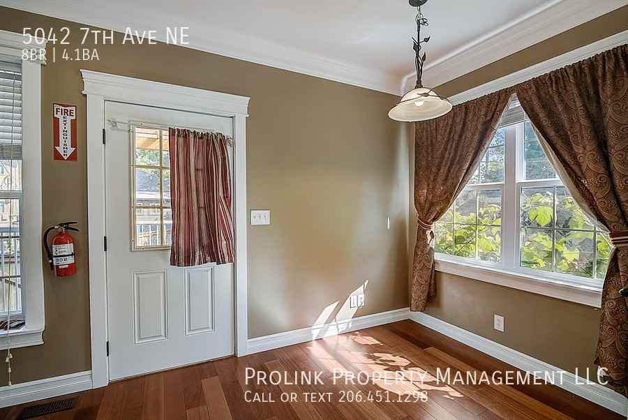 5042 7th Ave Ne - Photo 7 of 22