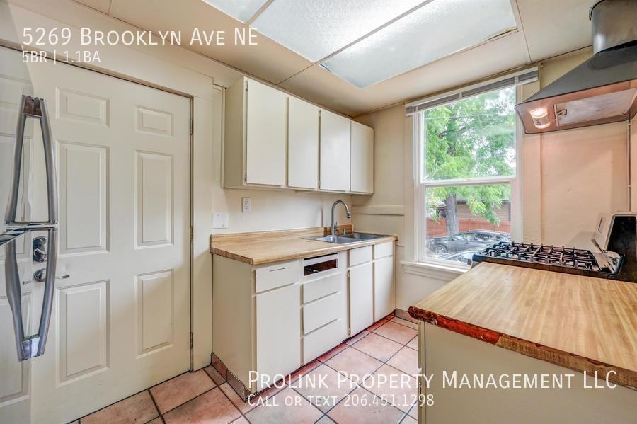 5269 Brooklyn Ave Ne - Photo 5 of 22