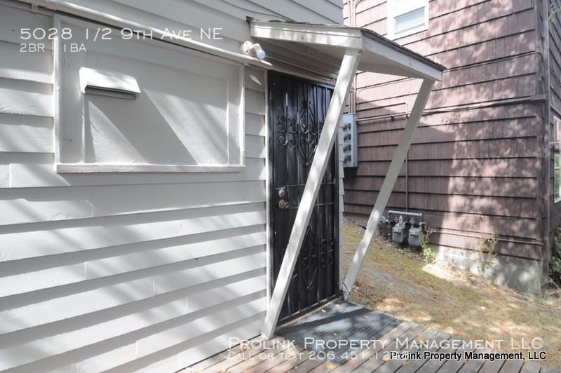 5028 1/2 9th Ave Ne - Photo 3 of 15