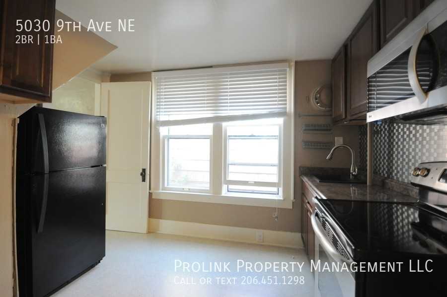 5030 9th Ave Ne - Photo 5 of 13