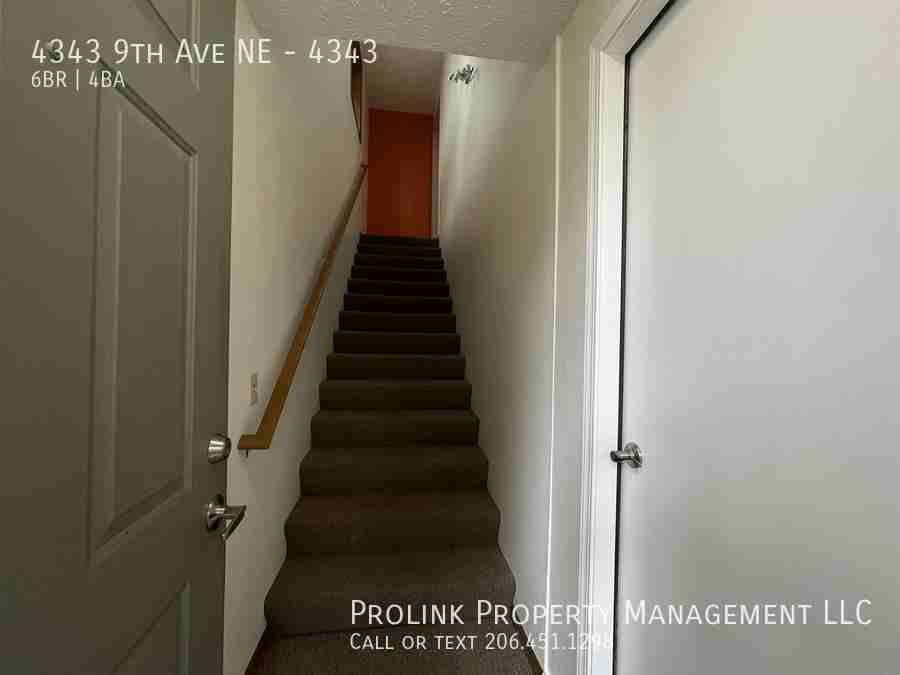 4343 9th Ave Ne #4343 - Photo 3 of 3