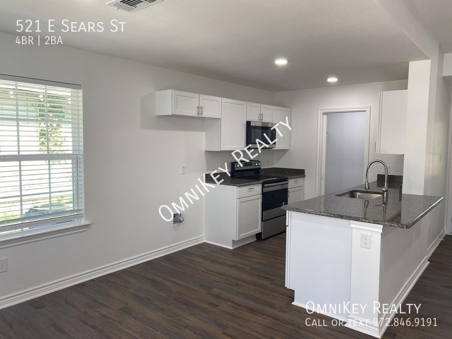 521 E Sears St - Photo 4 of 19