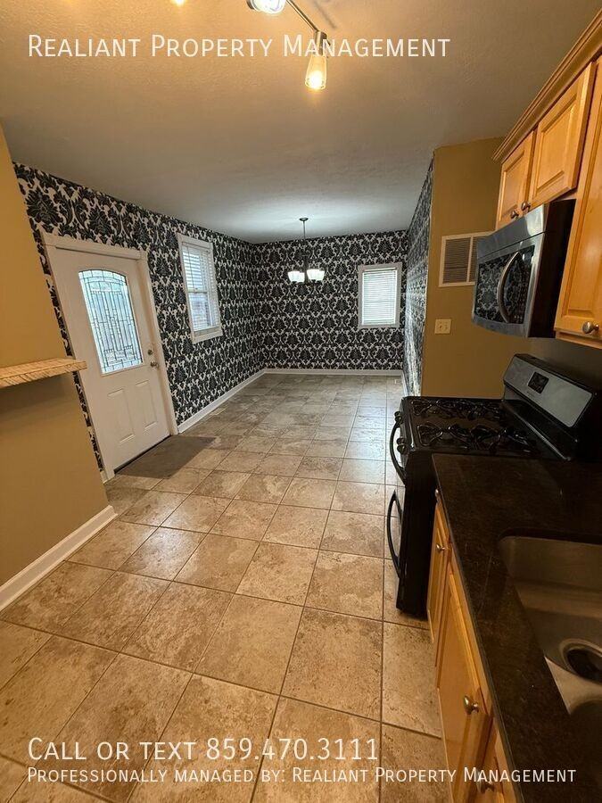 MAXWELL & #1 - Photo 4 of 11