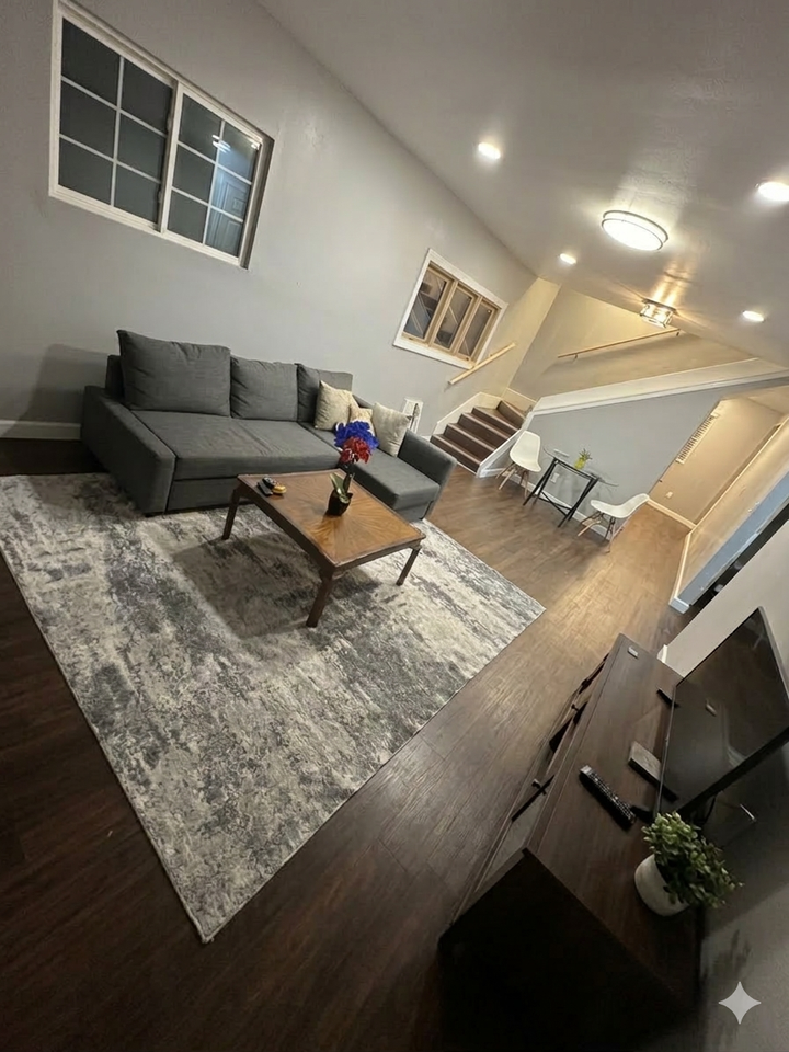 941 W 26th St #2 - Photo 5 of 5