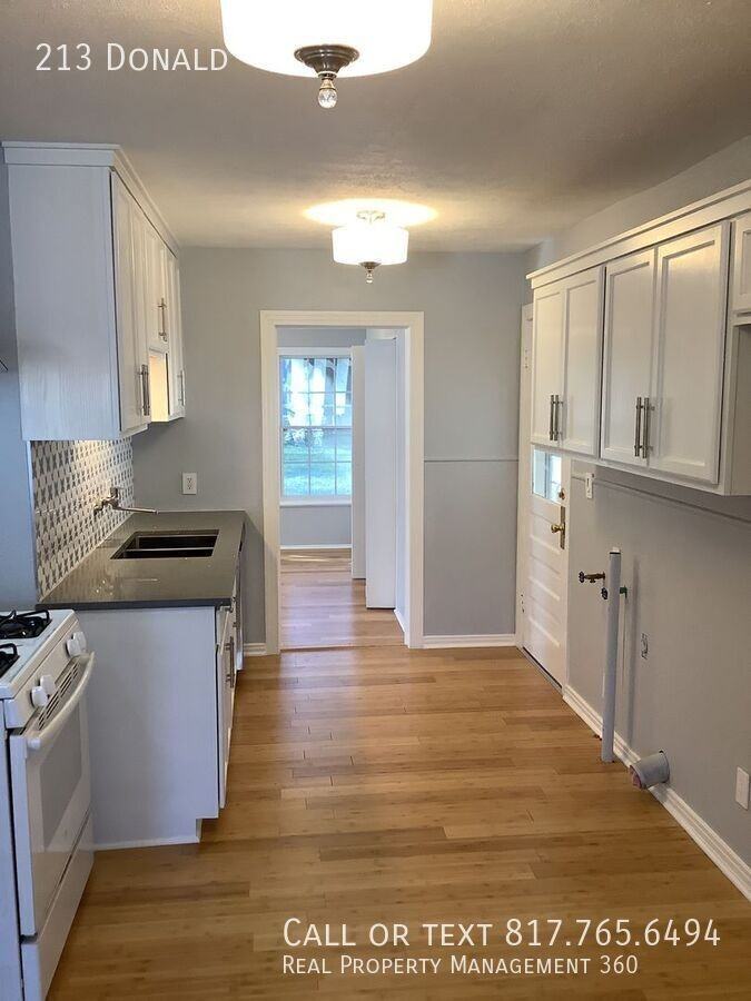 213 Donald St - Photo 3 of 12