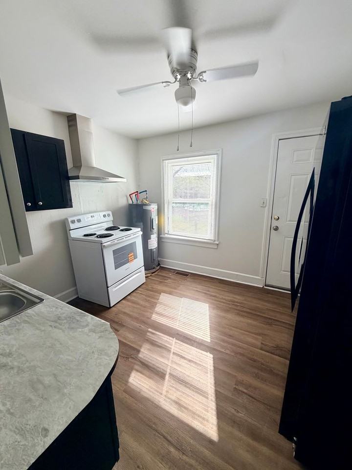 704 Jackson St - Photo 2 of 9