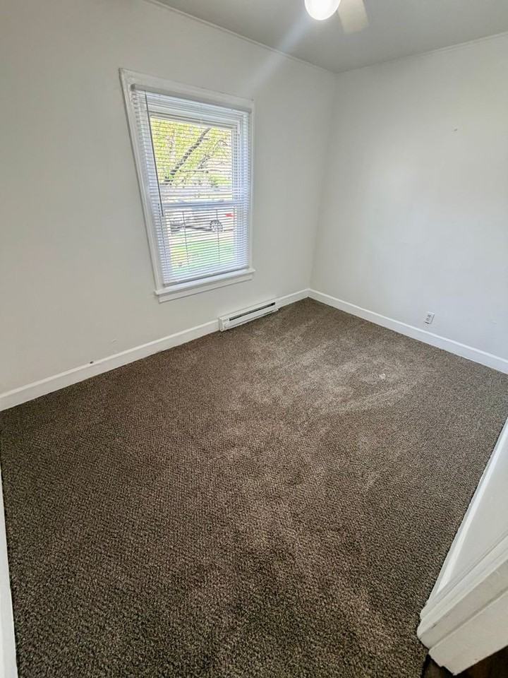 704 Jackson St - Photo 6 of 9