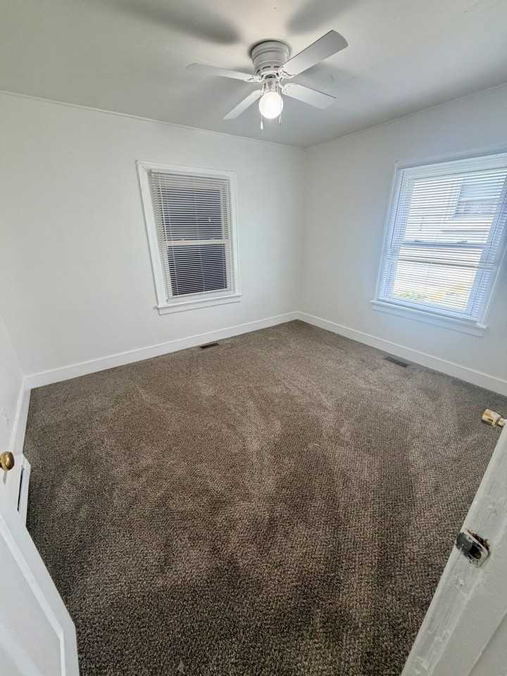 704 Jackson St - Photo 7 of 9