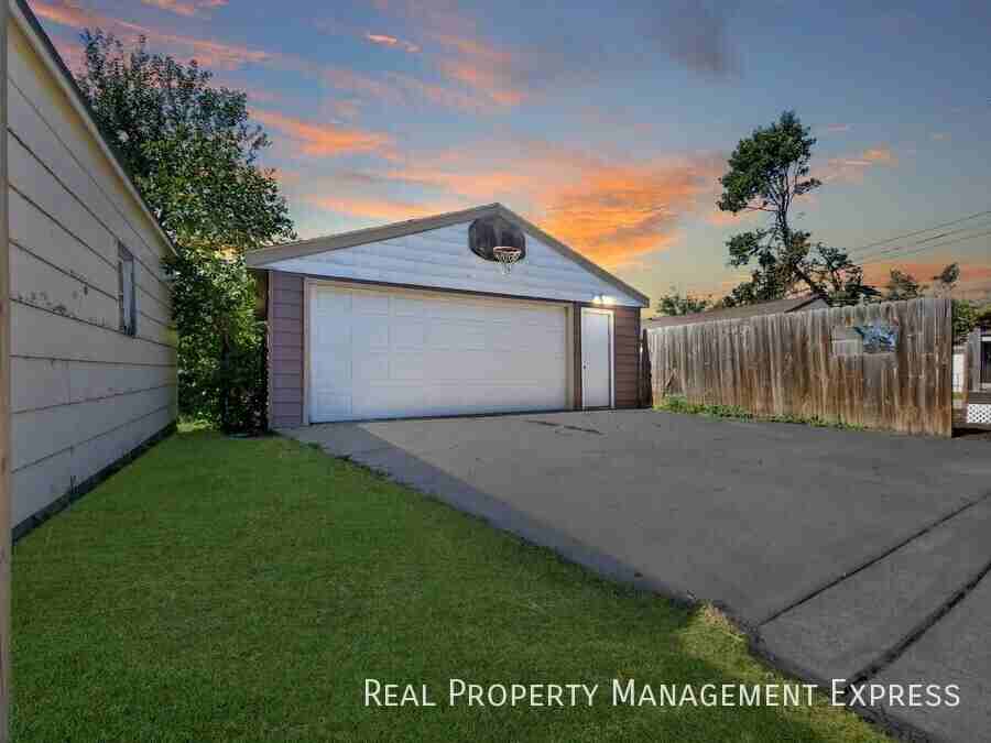 3617 S Hawthorne Ave - Photo 2 of 21