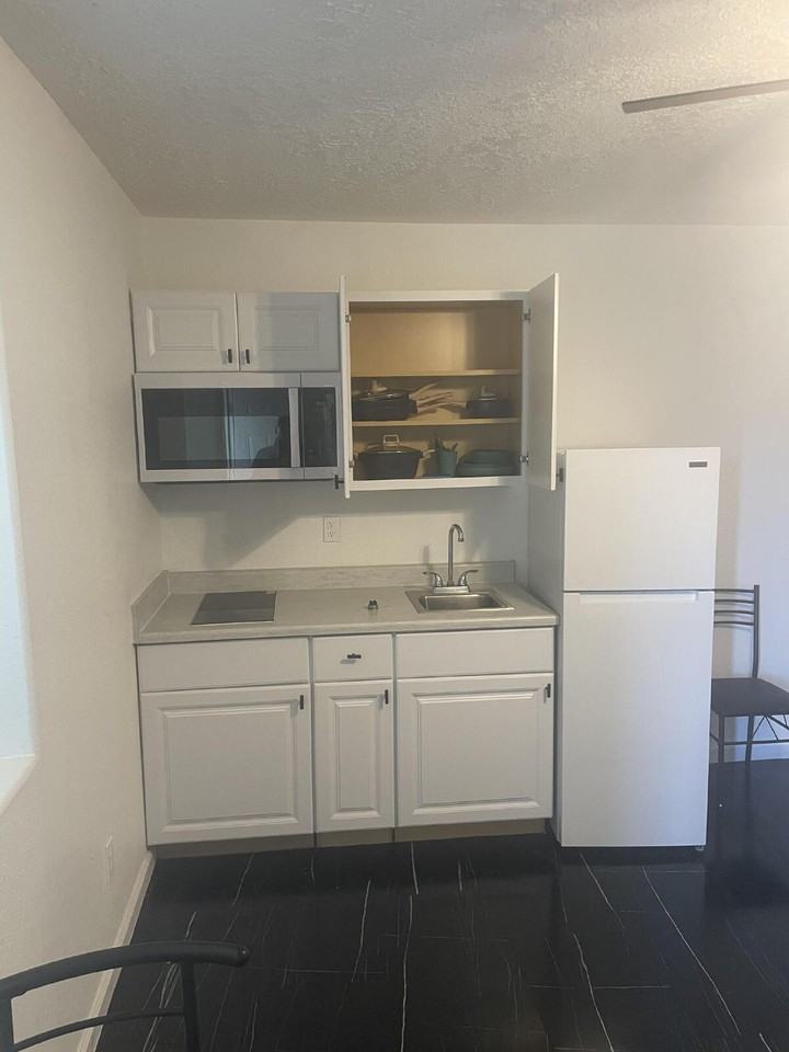 521 W Hoyt St #1 - Photo 4 of 9