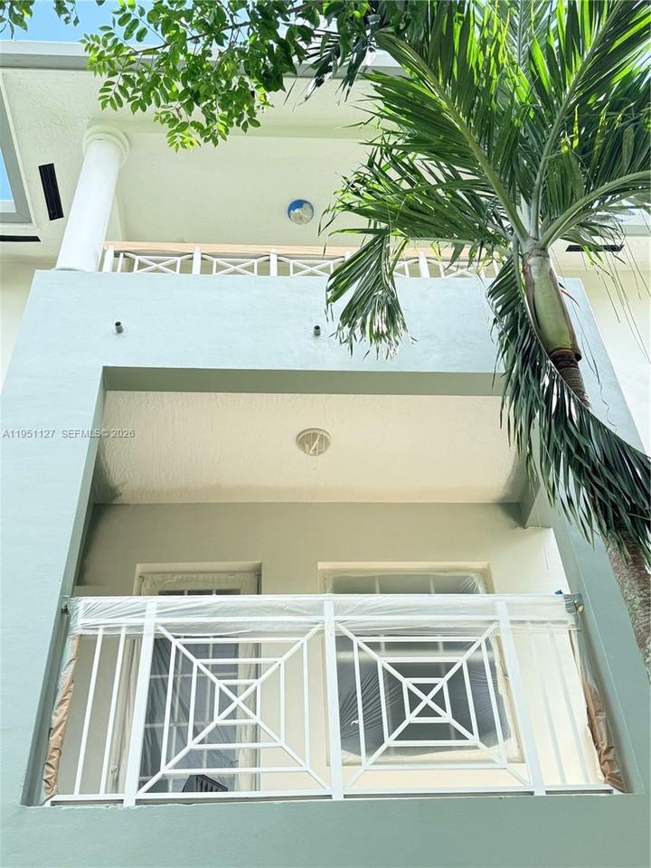 312 Sw 14th Ave #312-312 - Photo 4 of 26