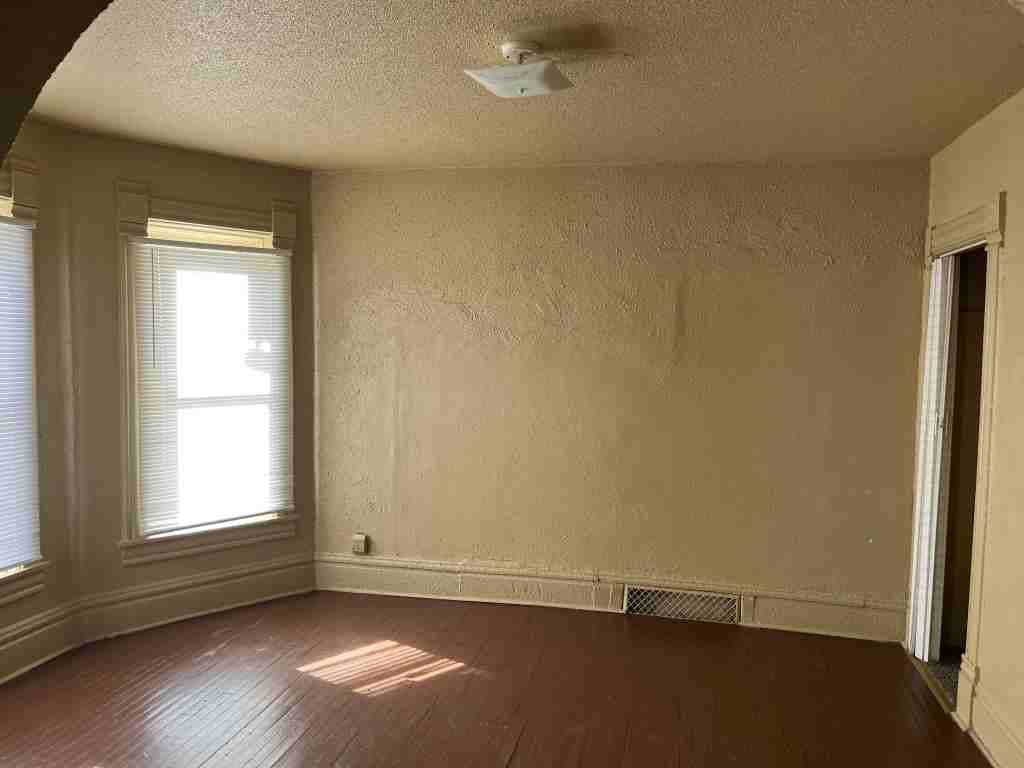 512 W Broadway St - Photo 3 of 7