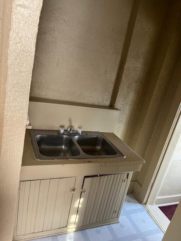 512 W Broadway St - Photo 4 of 7