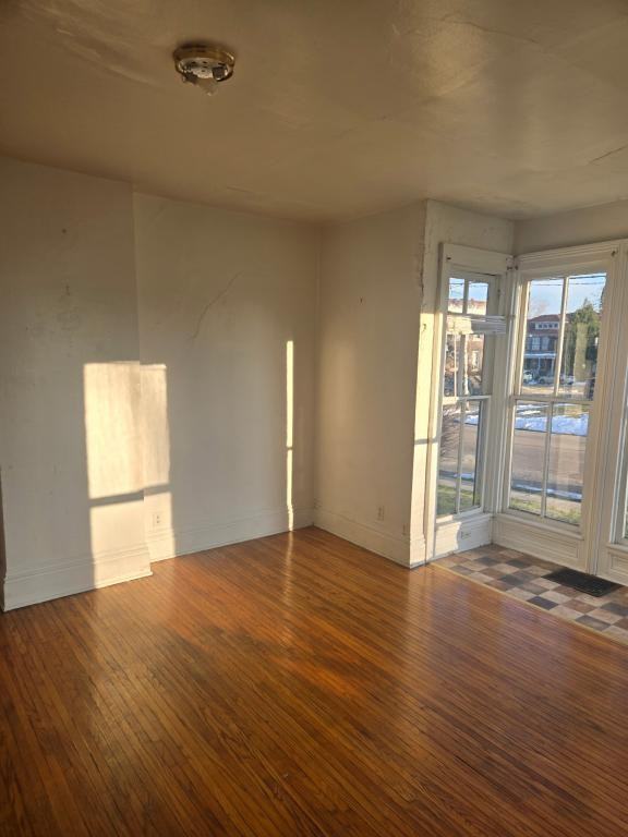 538 W Broadway St - Photo 6 of 9