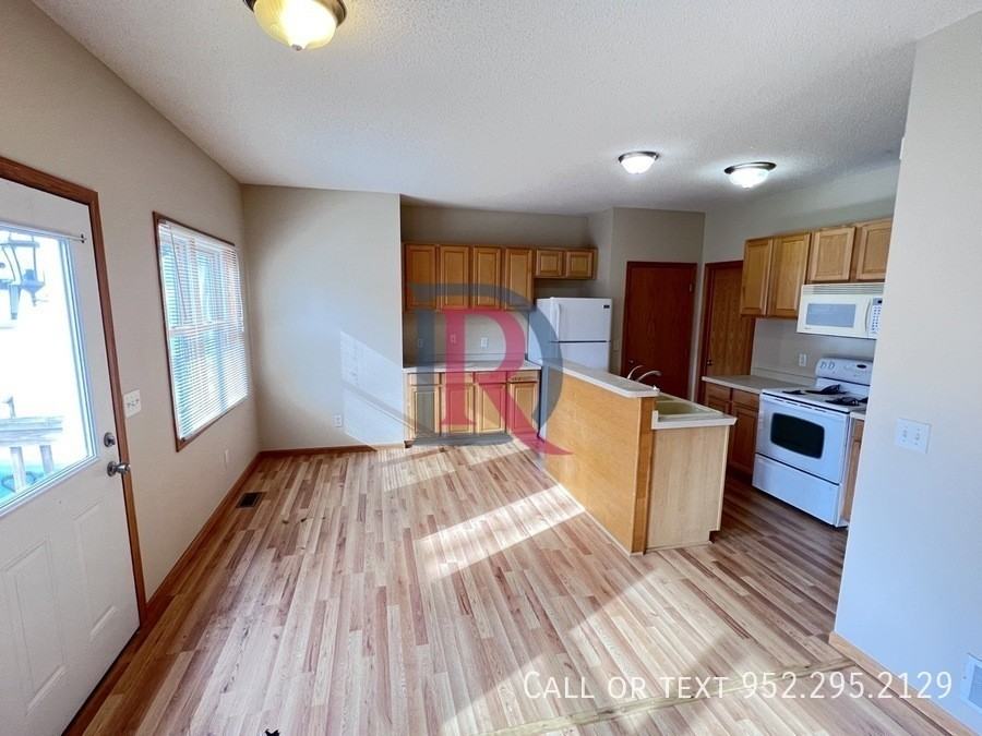 717 Smith Ave S #B - Photo 3 of 19