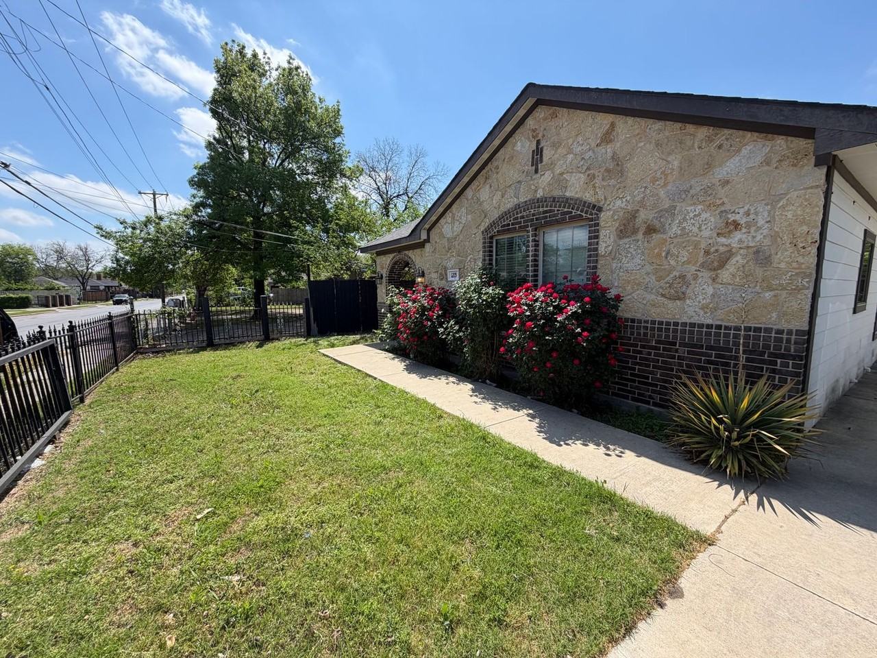 1215 S Fitzhugh Ave - Photo 2 of 12