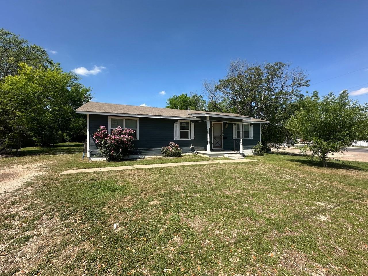 2605 Speight Ave - Photo 2 of 28