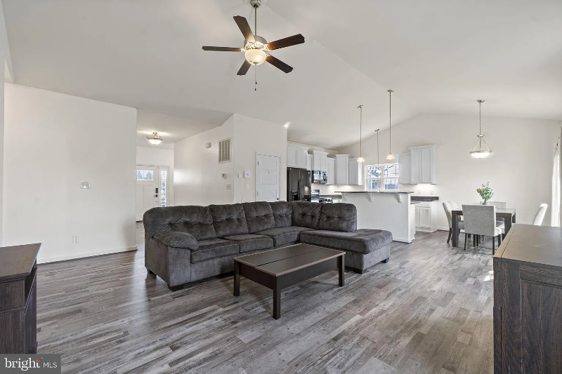 104 Ridgeway St - Photo 3 of 20