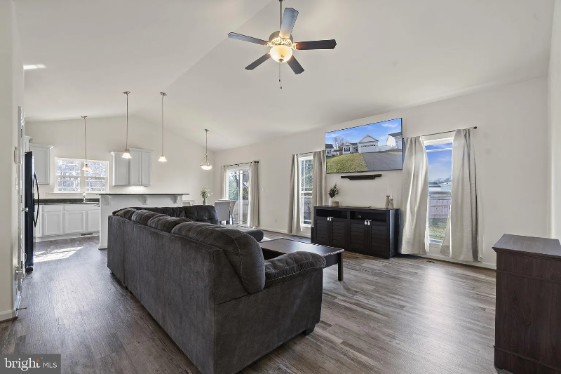 104 Ridgeway St - Photo 4 of 20