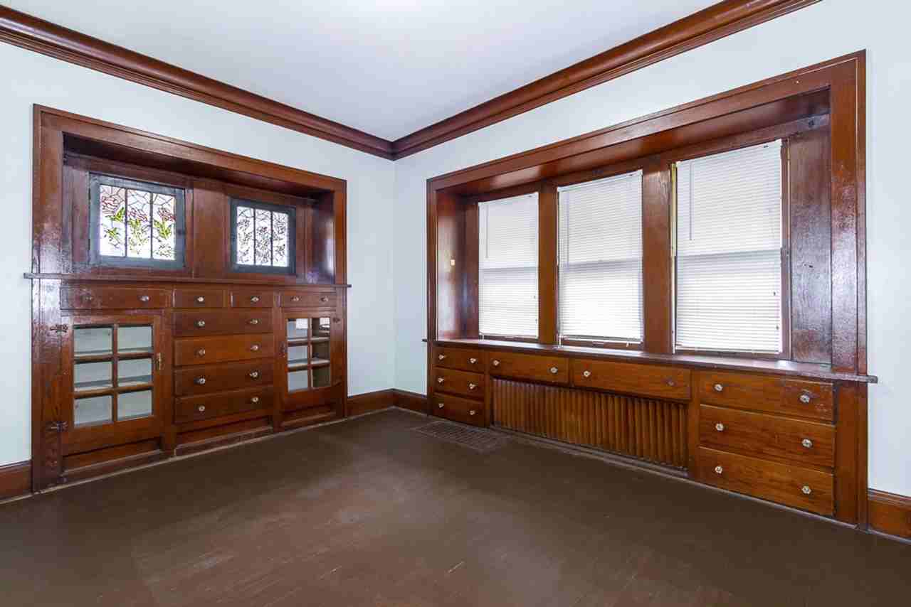 881 Beardsley St - Photo 7 of 19