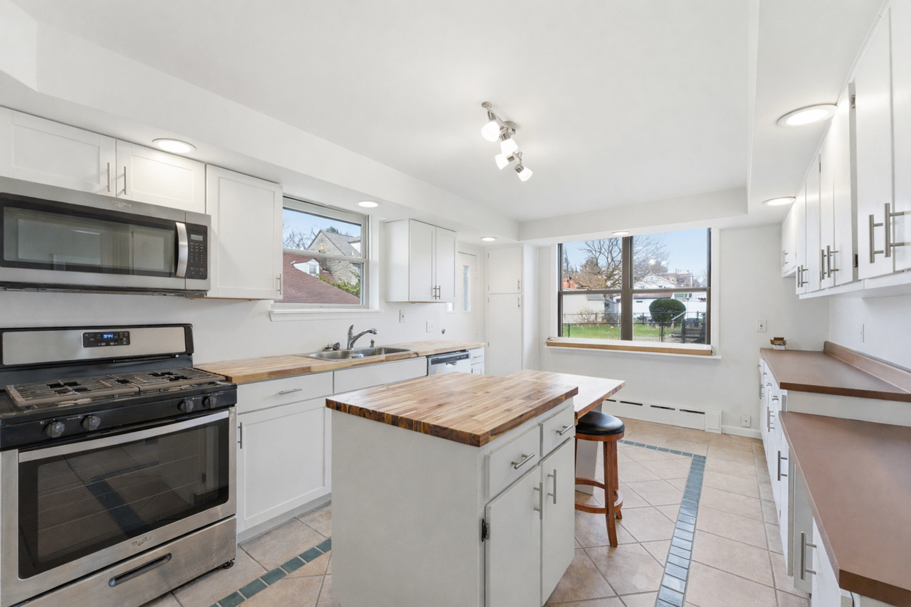 1945 W Beckert Ave - Photo 2 of 34