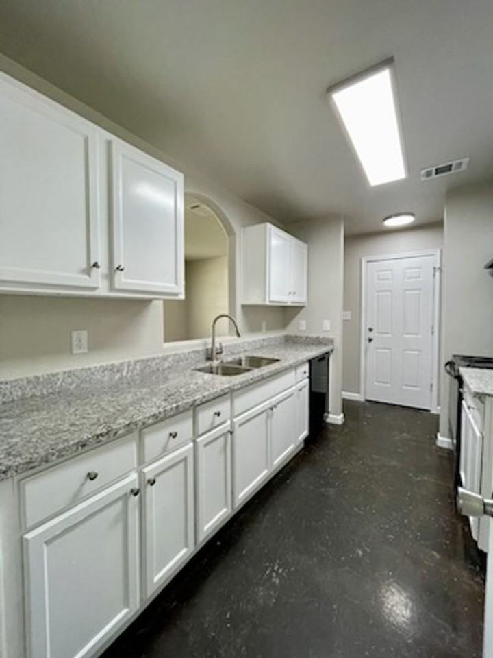 3001 9th St - Photo 5 of 14