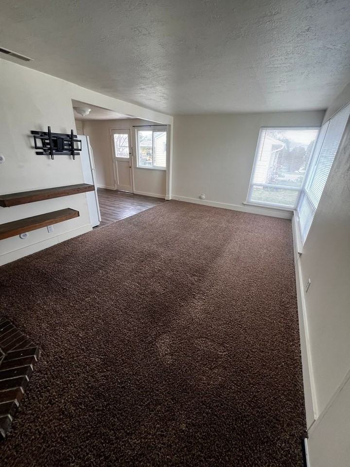 733 Balsam St - Photo 2 of 12