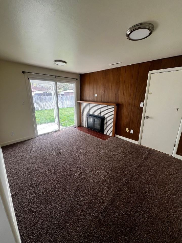 733 Balsam St - Photo 7 of 12