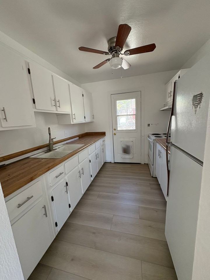 700 E Reindeer Dr - Photo 3 of 13