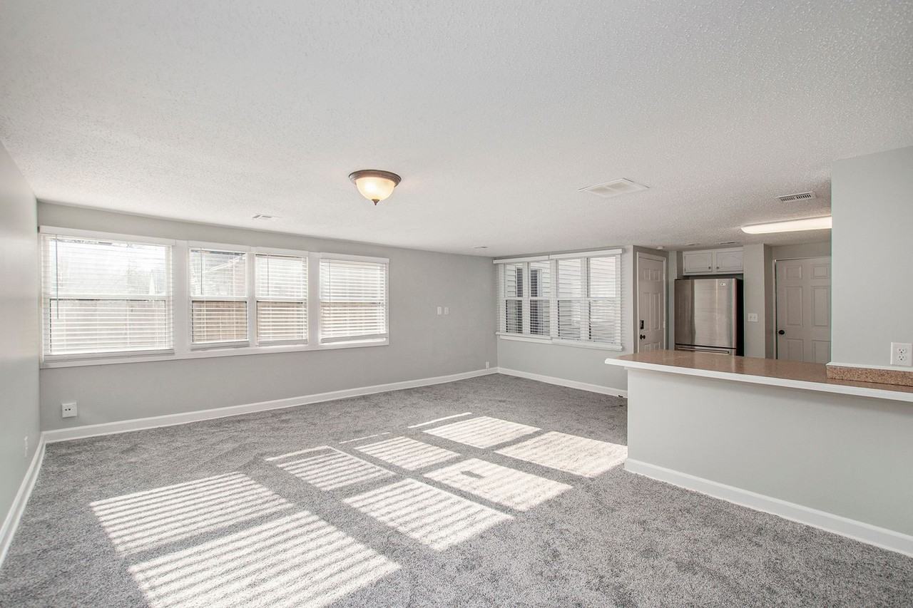 5335 Reeds Rd - Photo 3 of 17