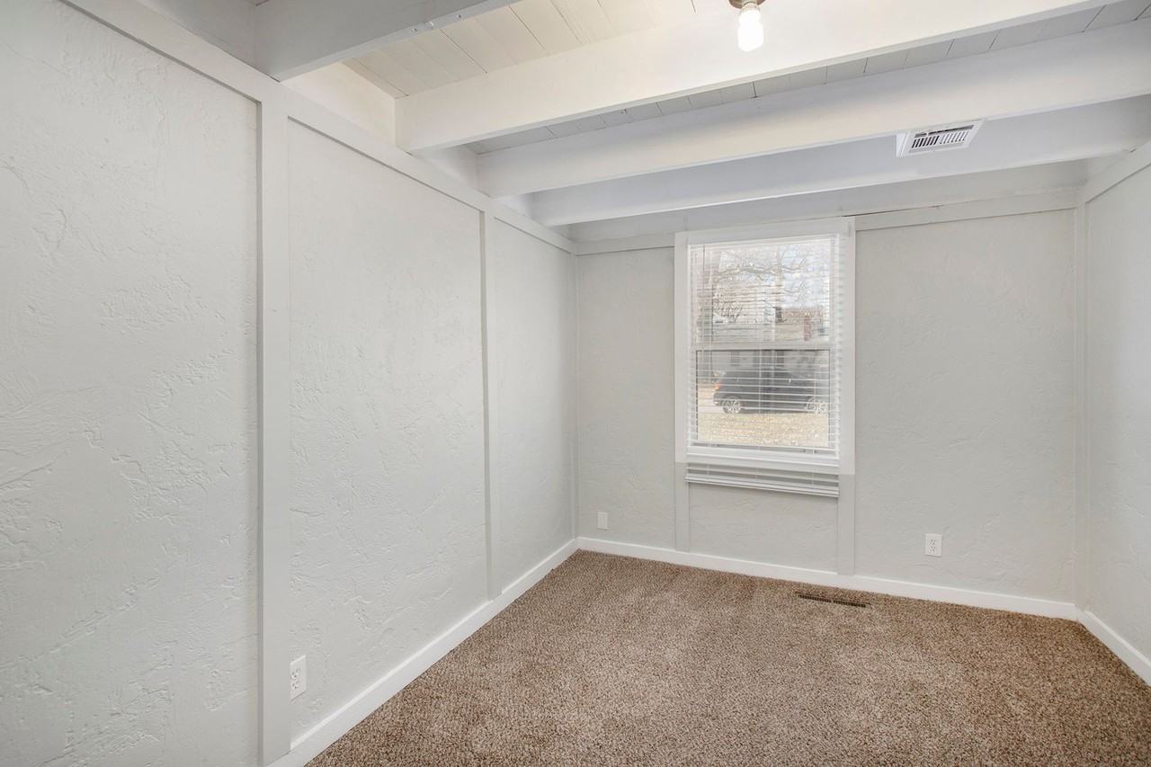 5335 Reeds Rd - Photo 4 of 17