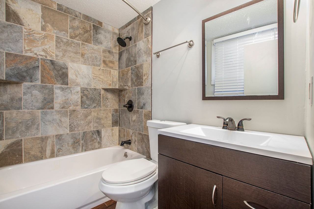 5335 Reeds Rd - Photo 5 of 17