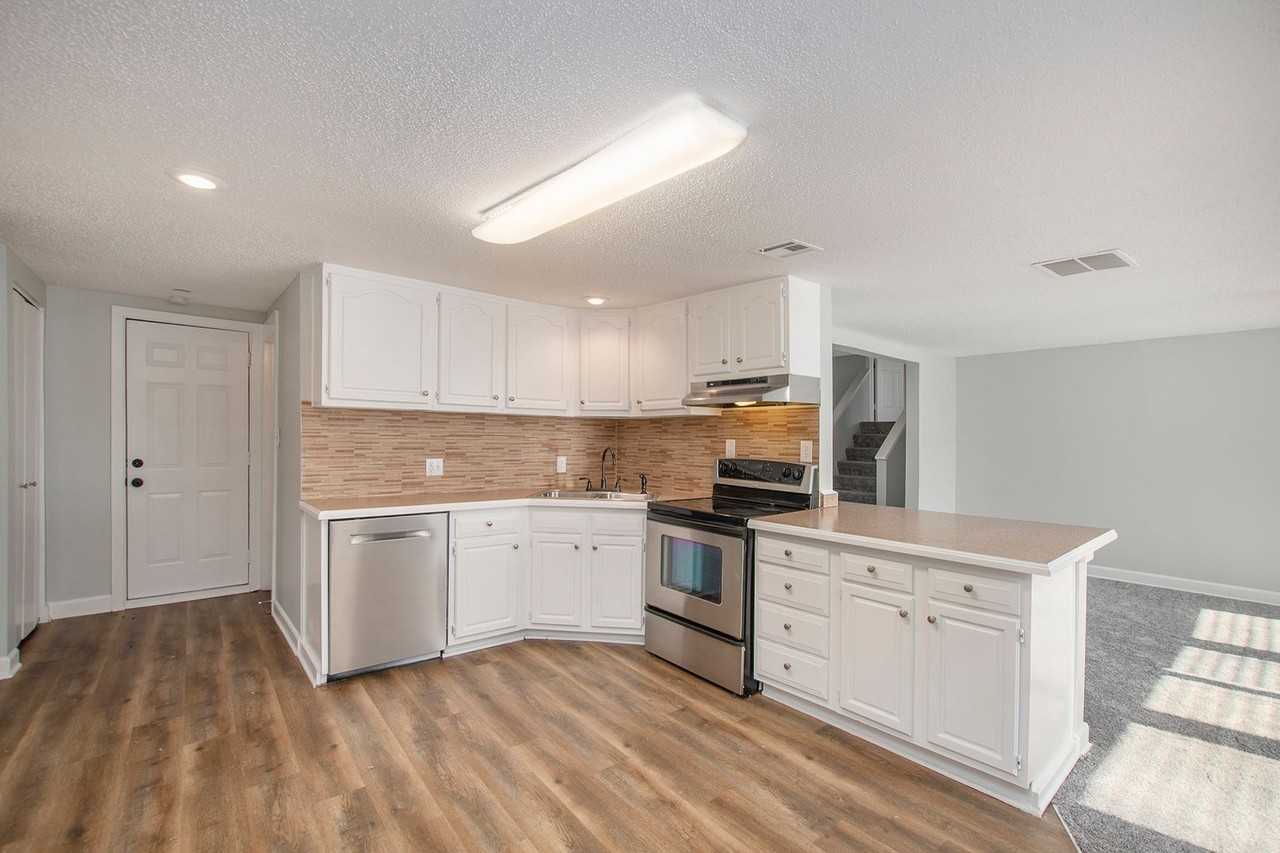 5335 Reeds Rd - Photo 7 of 17