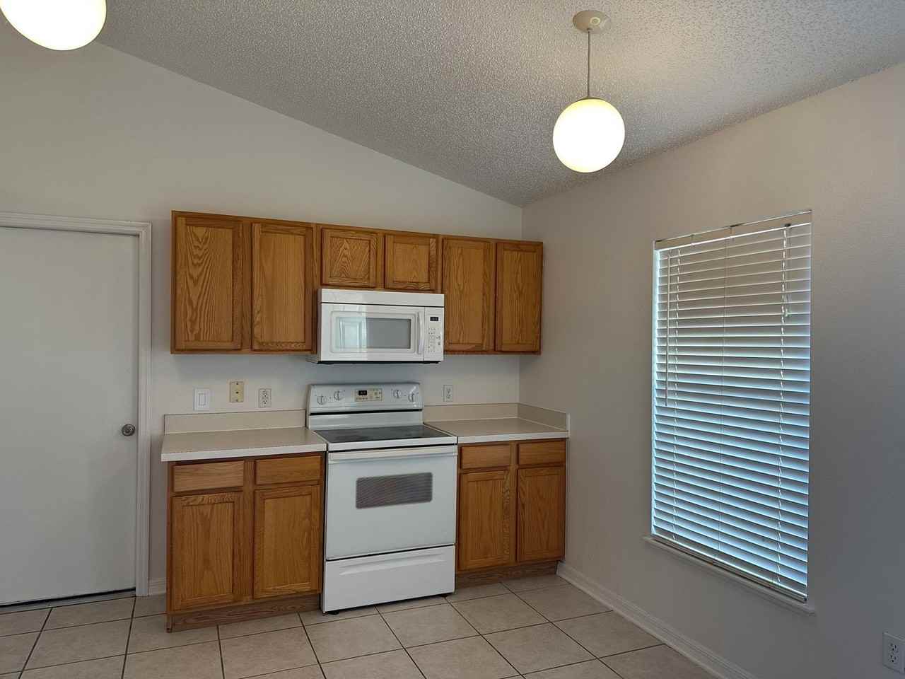 1263 Comerwood Dr - Photo 4 of 19