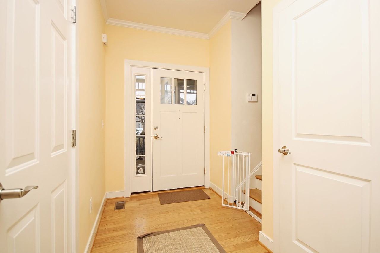 936 Raymond Rd - Photo 2 of 16