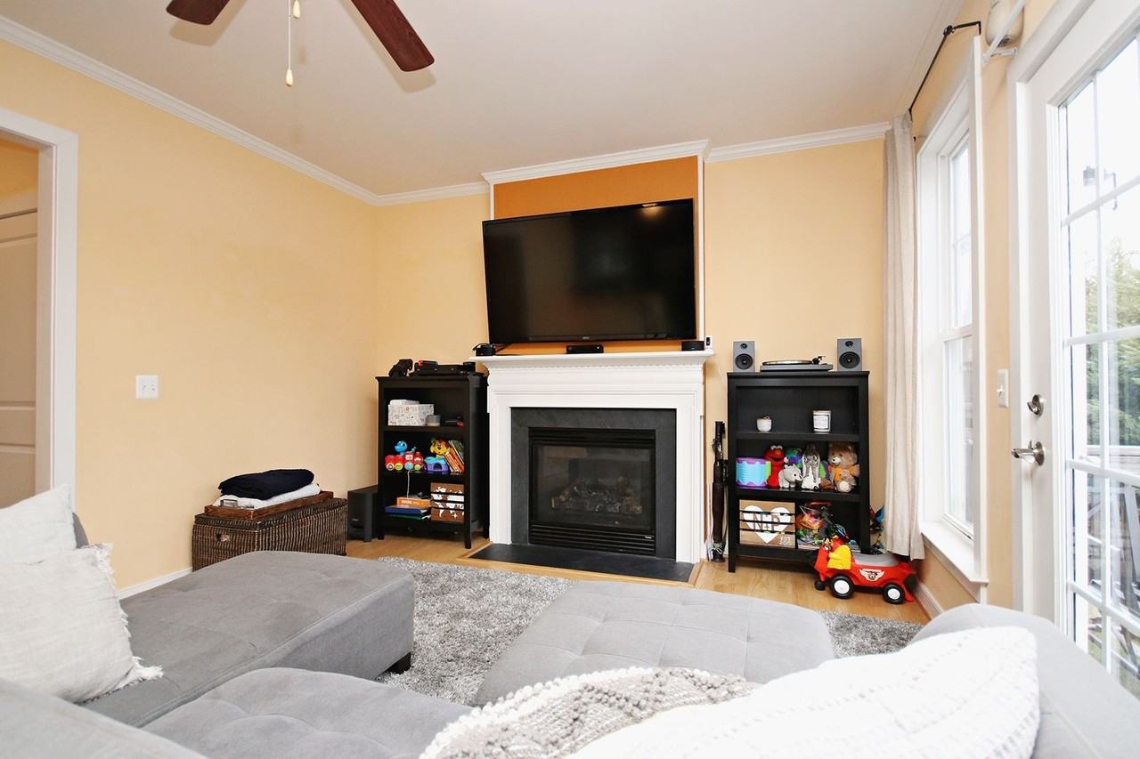 936 Raymond Rd - Photo 3 of 16