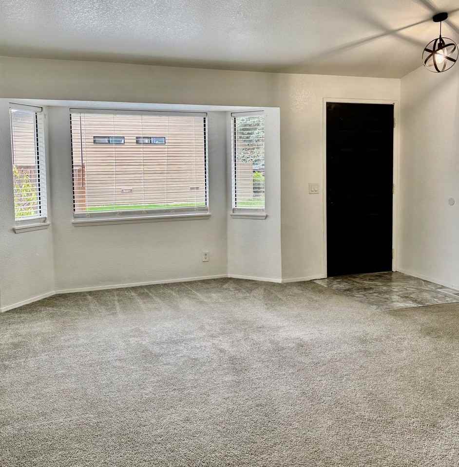 8621 Ne 142nd St - Photo 5 of 15