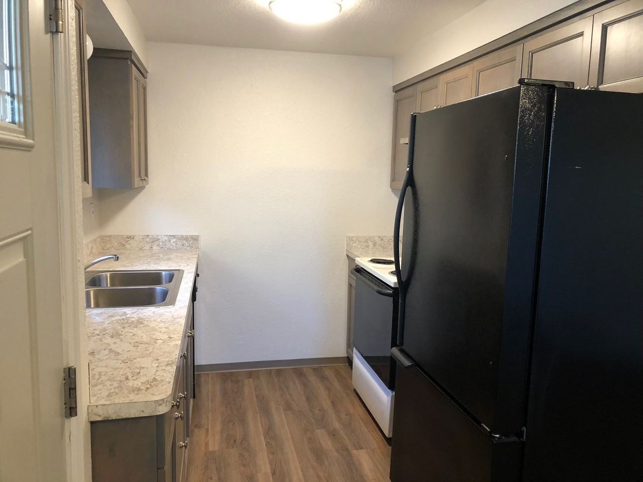 2759 W Lorraine Ave - Photo 2 of 10