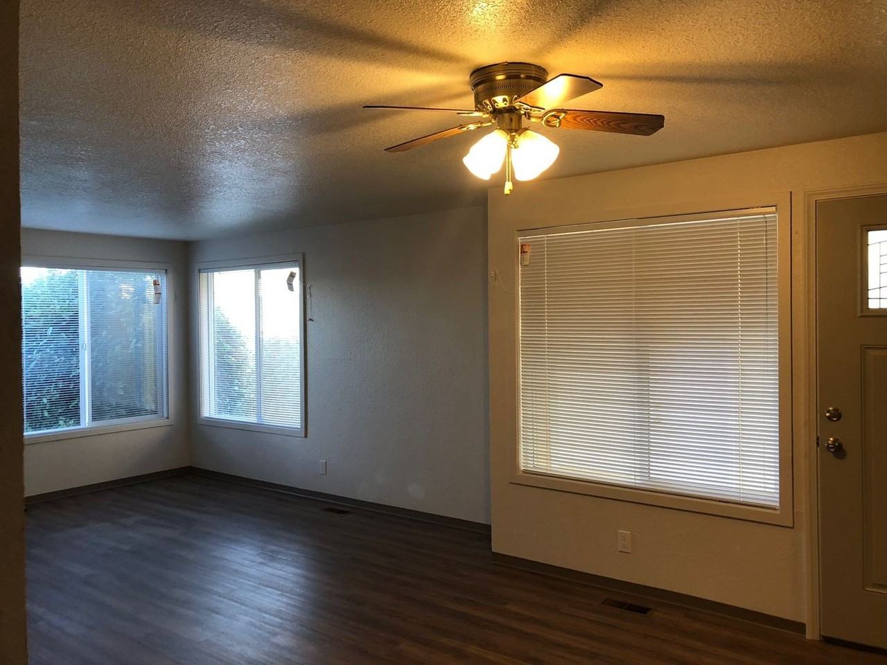 2759 W Lorraine Ave - Photo 4 of 10