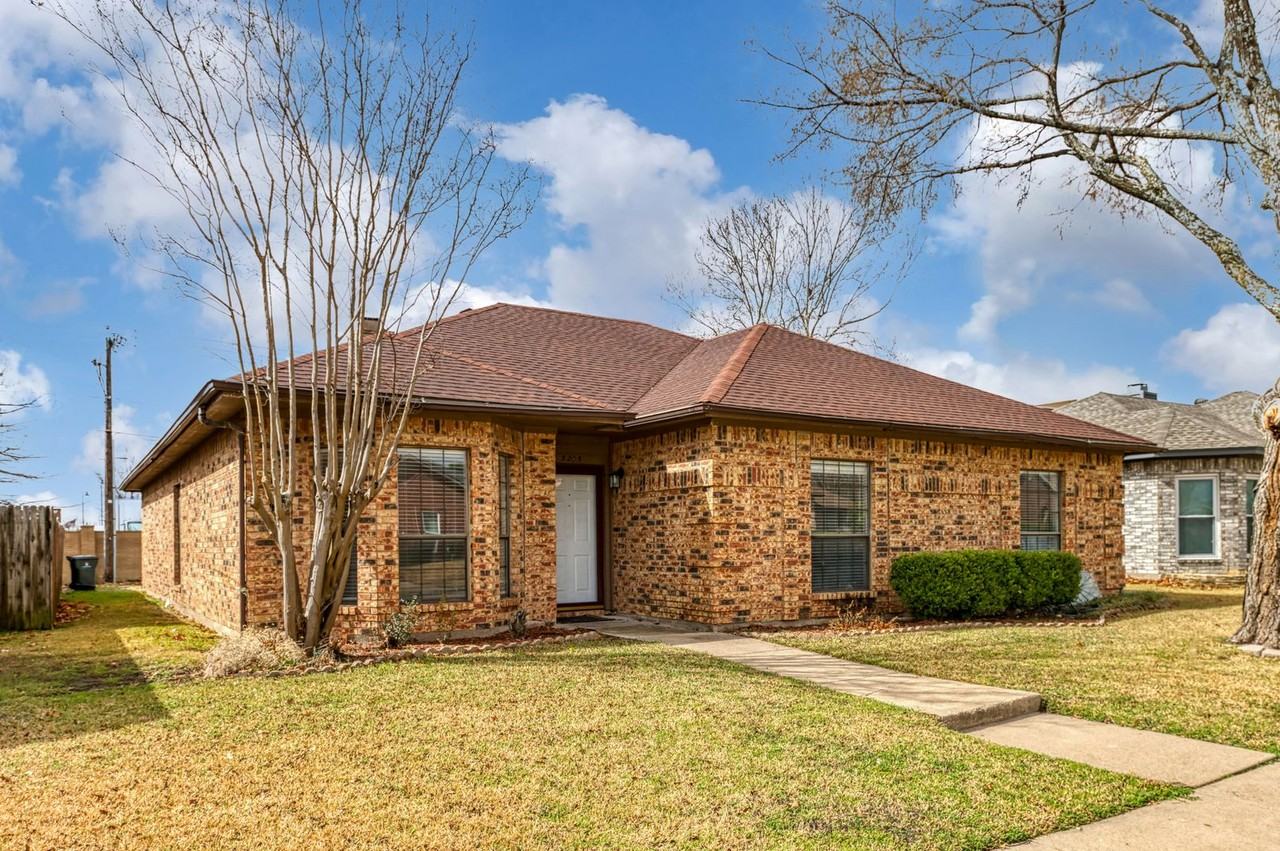 5205 Wood Creek Ln - Photo 3 of 35
