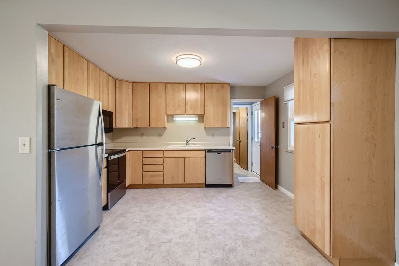 231 W Fremont Ave - Photo 2 of 11