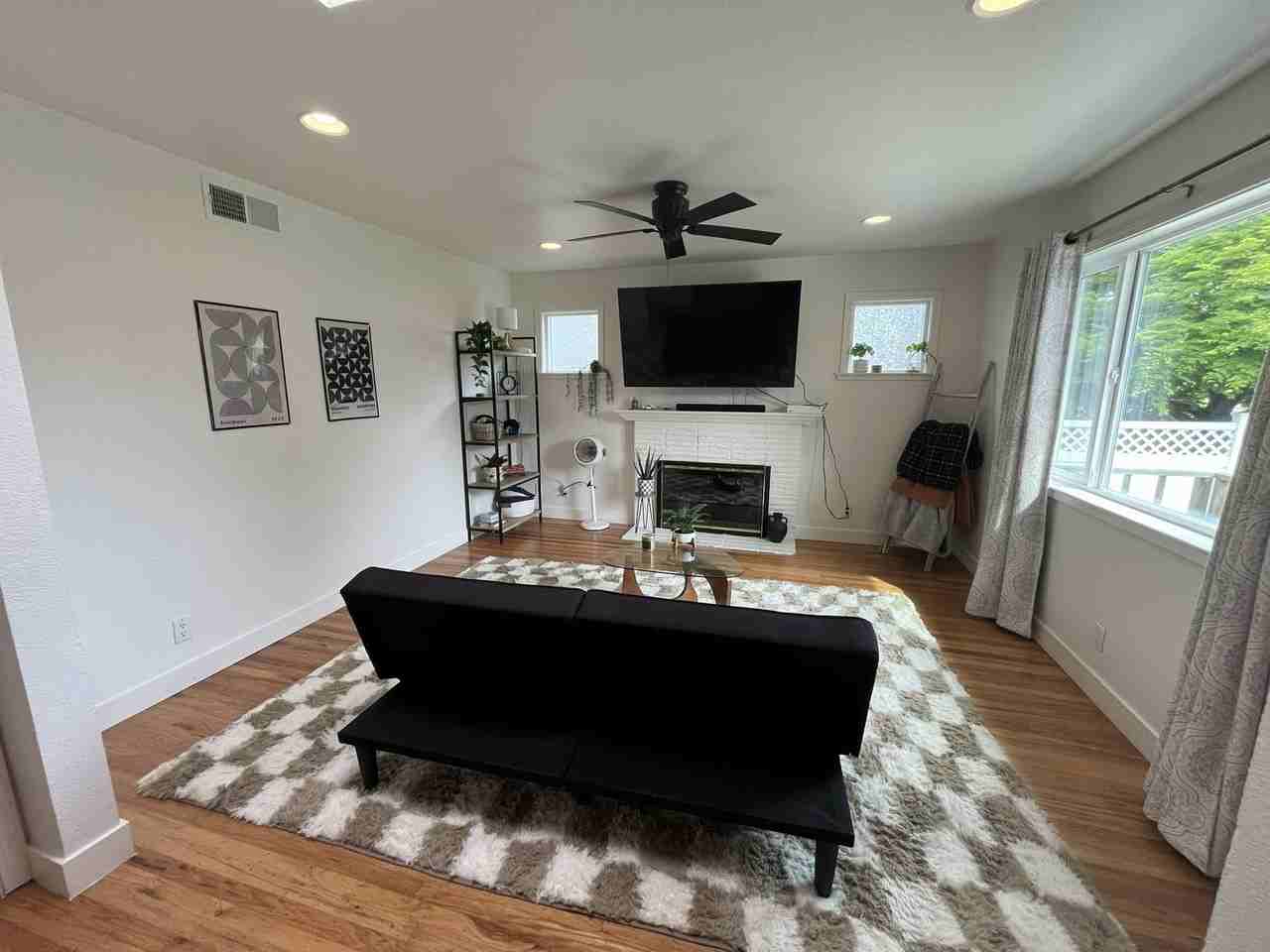 8342 Hillgrove St - Photo 3 of 26