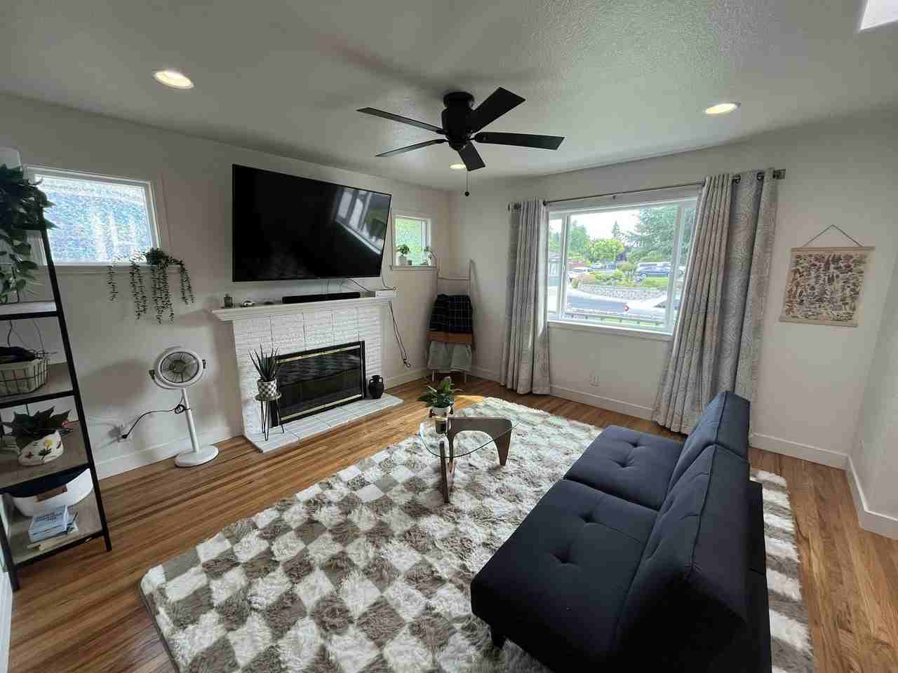 8342 Hillgrove St - Photo 4 of 26