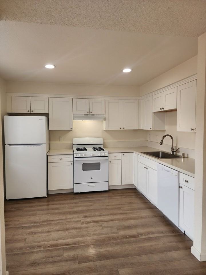 325 Roosevelt St - Photo 3 of 12