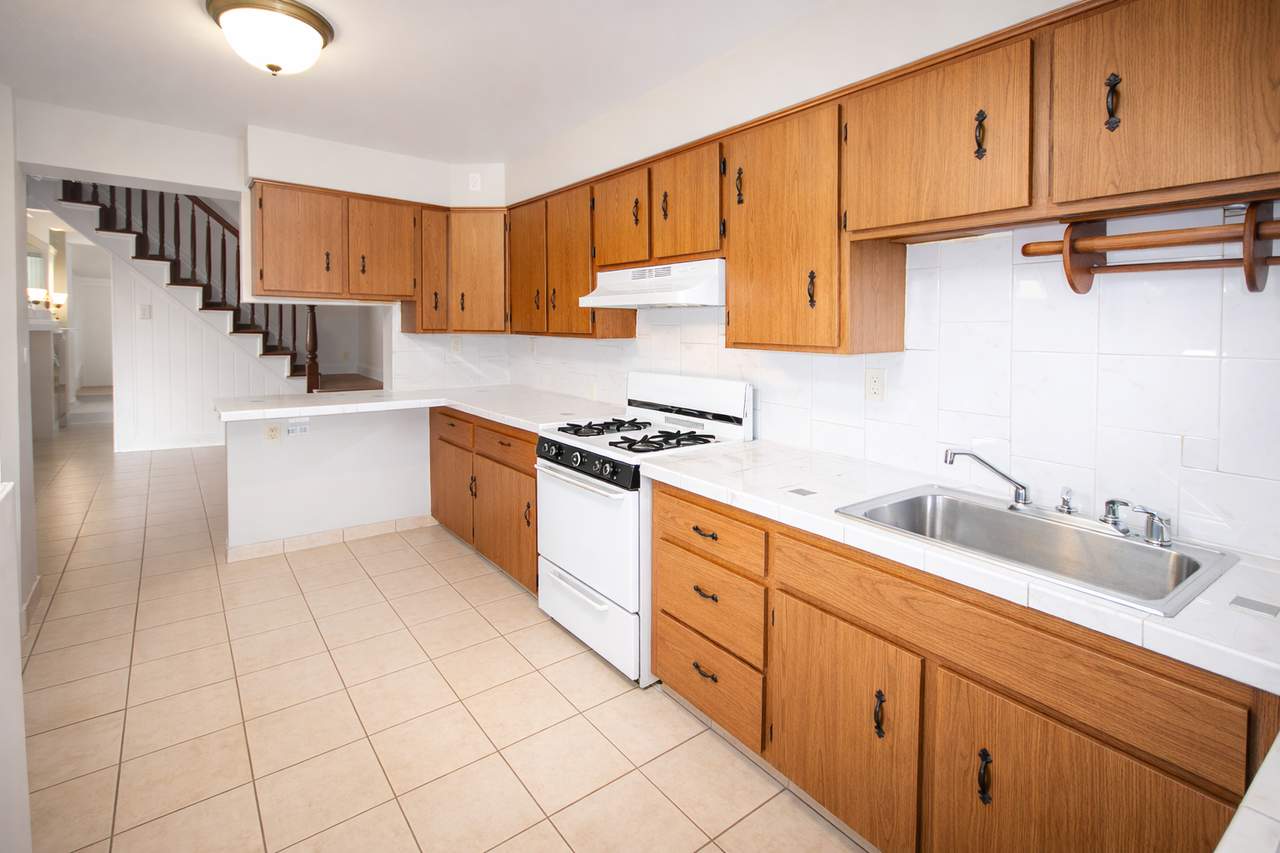 41ST ST-128 -- 091 - Photo 2 of 9