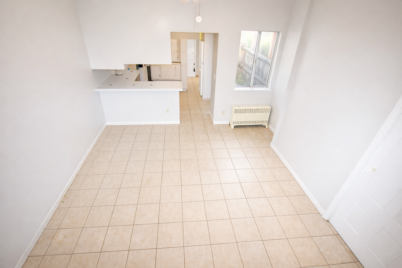 41ST ST-128 -- 091 - Photo 3 of 9