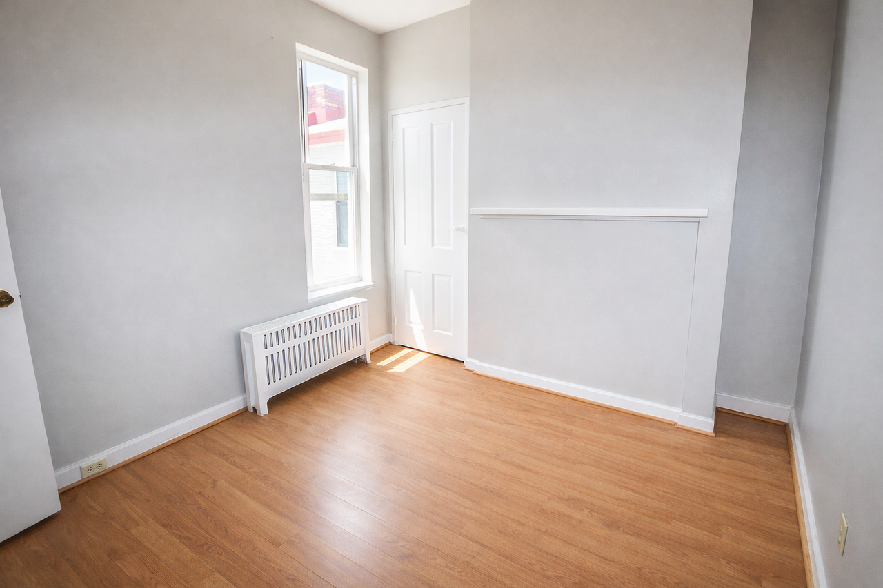 41ST ST-128 -- 091 - Photo 7 of 9