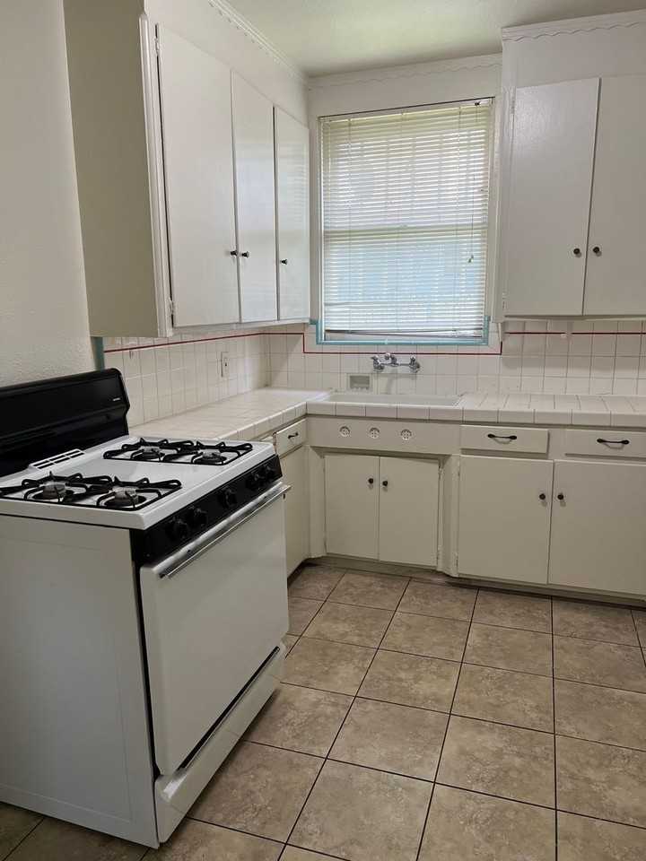 2315 Alhambra Blvd - Photo 4 of 9