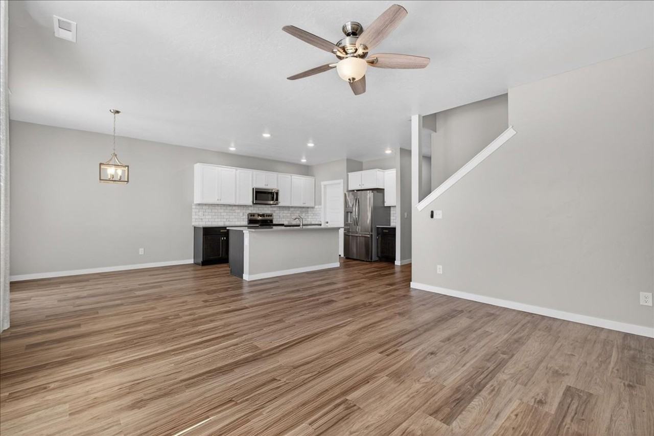 339 S Sunset Point Way - Photo 2 of 17